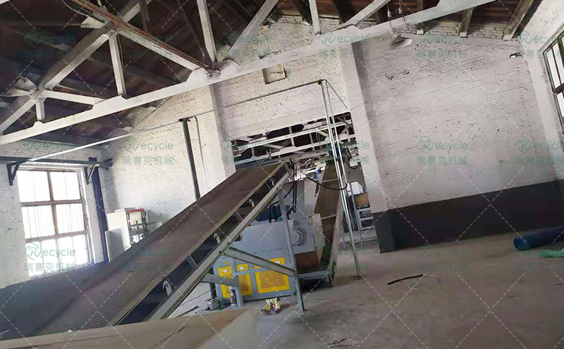 云南轮胎撕碎破碎机分解现场图